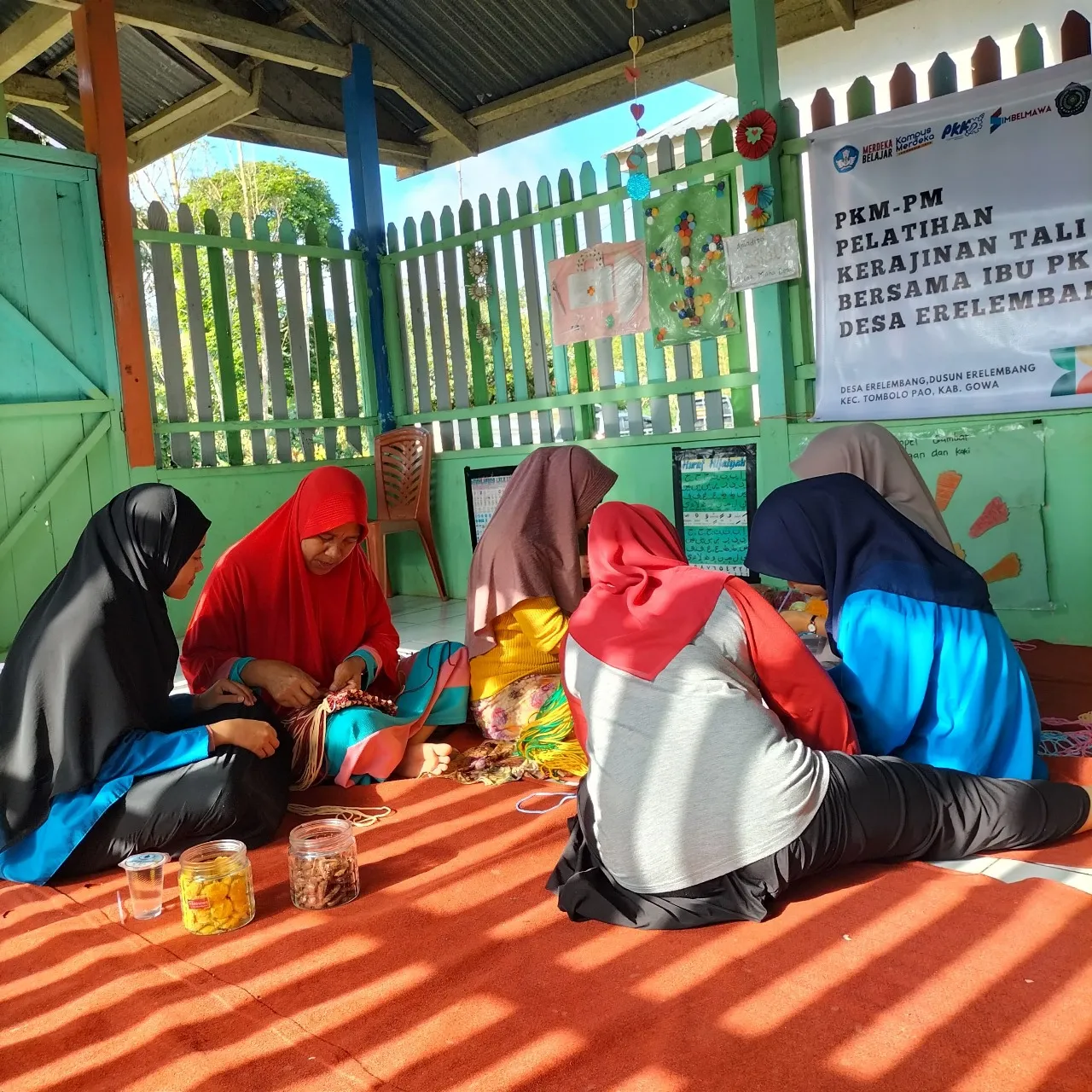 Mahasiswa Unismuh Makassar Raih Hibah PKM-PM 2024, Berdayakan Perempuan Desa Erelembang Lewat Kerajinan Tali Kur