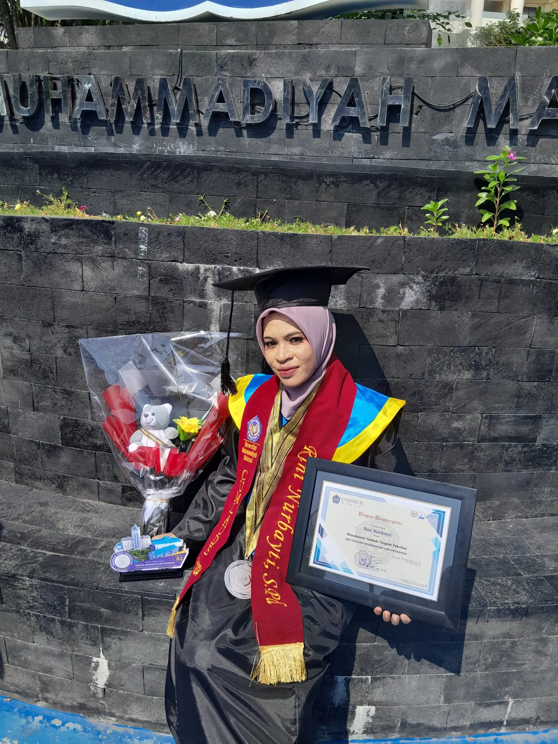 Amalkan Pesan Ayah, Antar Rini Nurbayti Jadi Wisudawan Terbaik FKIP Unismuh Makassar