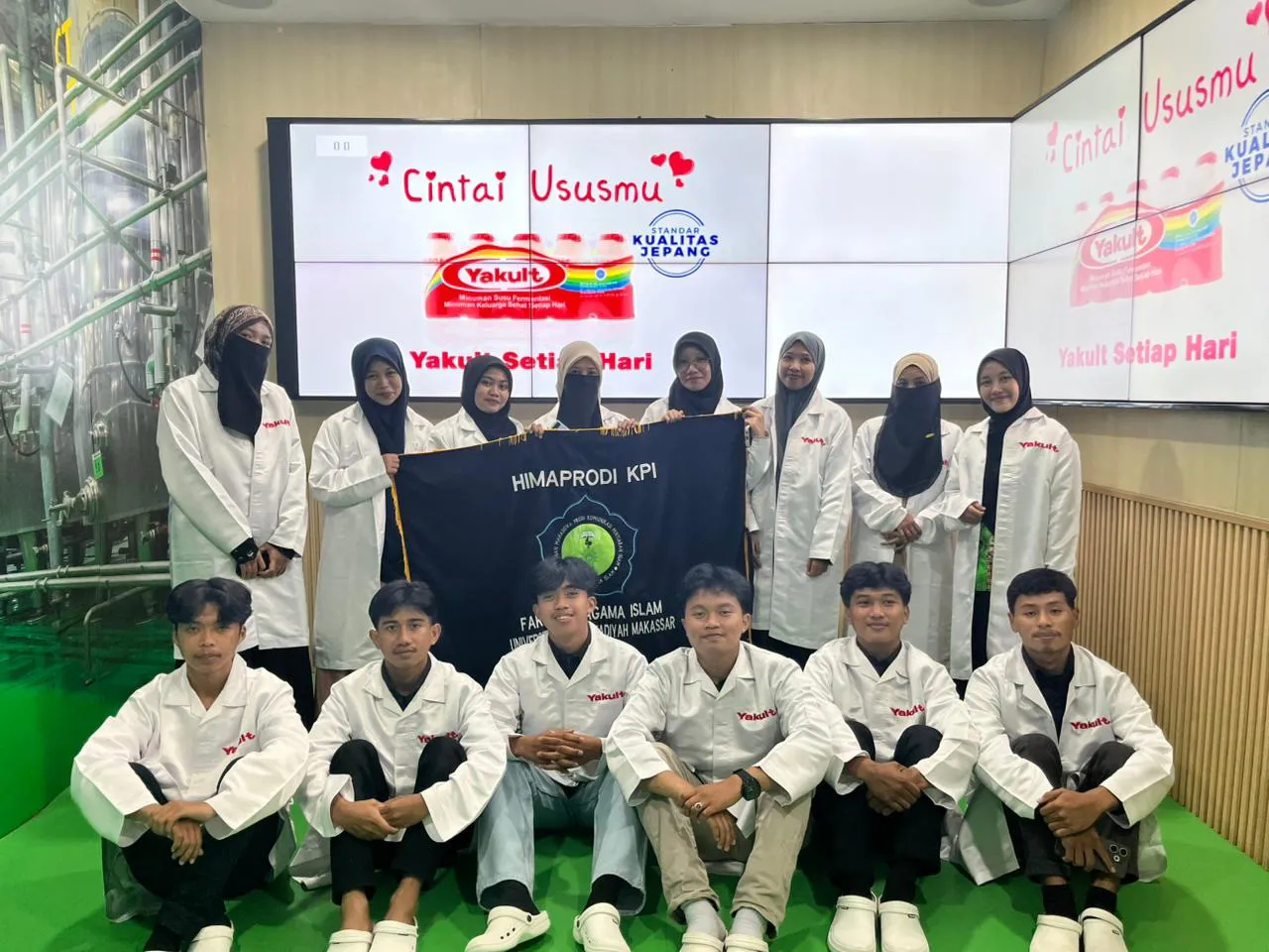 Mahasiswa KPI Unismuh Makassar Kunjungi Galeri Yakult, Belajar Produksi dan Kesehatan Usus