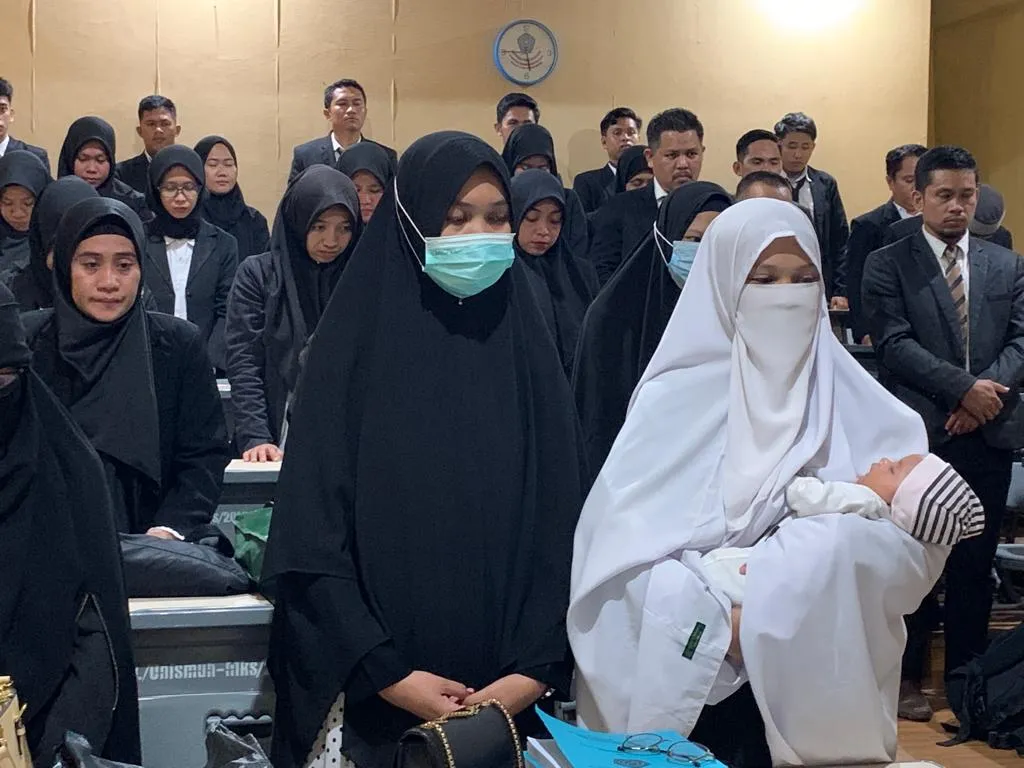 Hafizah Quran 30 Juz ini Gendong Bayi Saat Ikuti Yudisium S2 di Unismuh